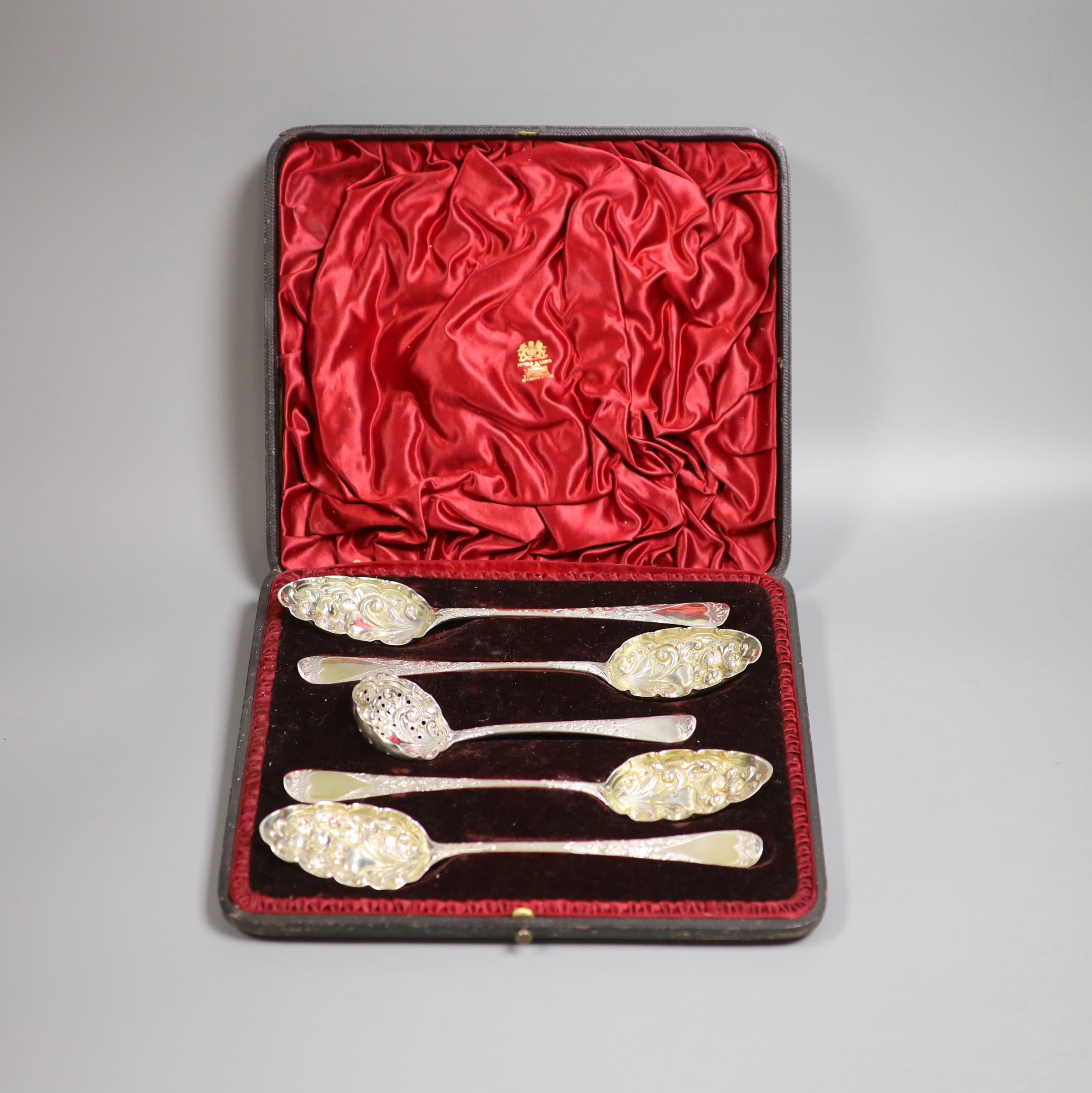 A cased matched George III silver five piece berry and sifter spoon dessert set, 8.5oz.